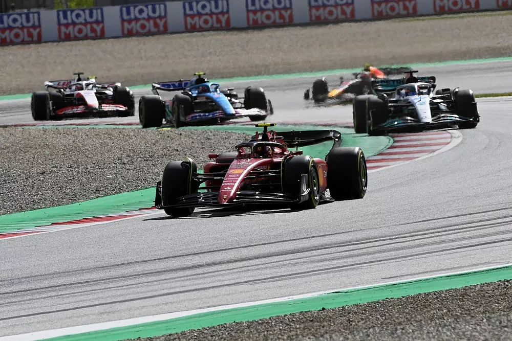 Carlos Sainz, Ferrari F1-75, George Russell, Mercedes W13, Esteban Ocon, Alpine A522