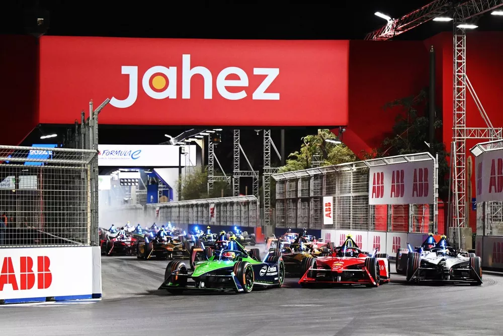 Robin Frijns, Envision Racing, Jaguar I-TYPE 6, Oliver Rowland, Nissan Formula E Team, Nissan e-4ORCE 04, Nick Cassidy, Jaguar TCS Racing, Jaguar I-TYPE 6, Jehan Daruvala, Maserati MSG Racing, Maserati Tipo Folgore, Jake Hughes, McLaren, e-4ORCE 04, de rest van het veld bij de start