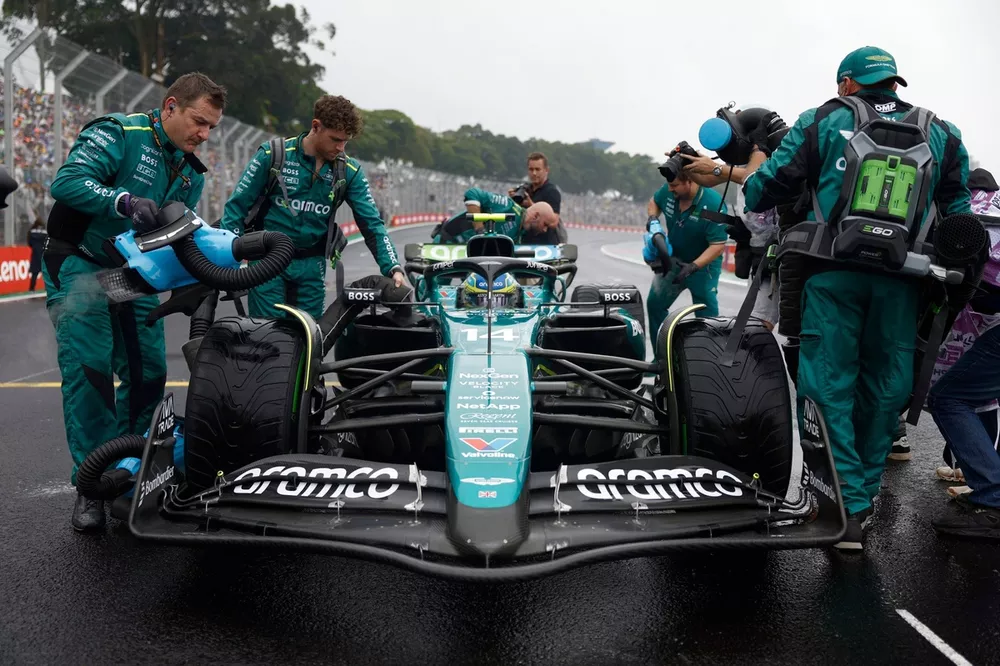 Los mec&aacute;nicos con el coche de Fernando Alonso, Aston Martin AMR24
