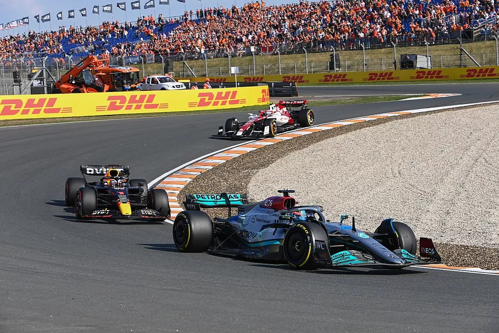 George Russell, Mercedes W13, Max Verstappen, Red Bull Racing RB18, Zhou Guanyu, Alfa Romeo C42