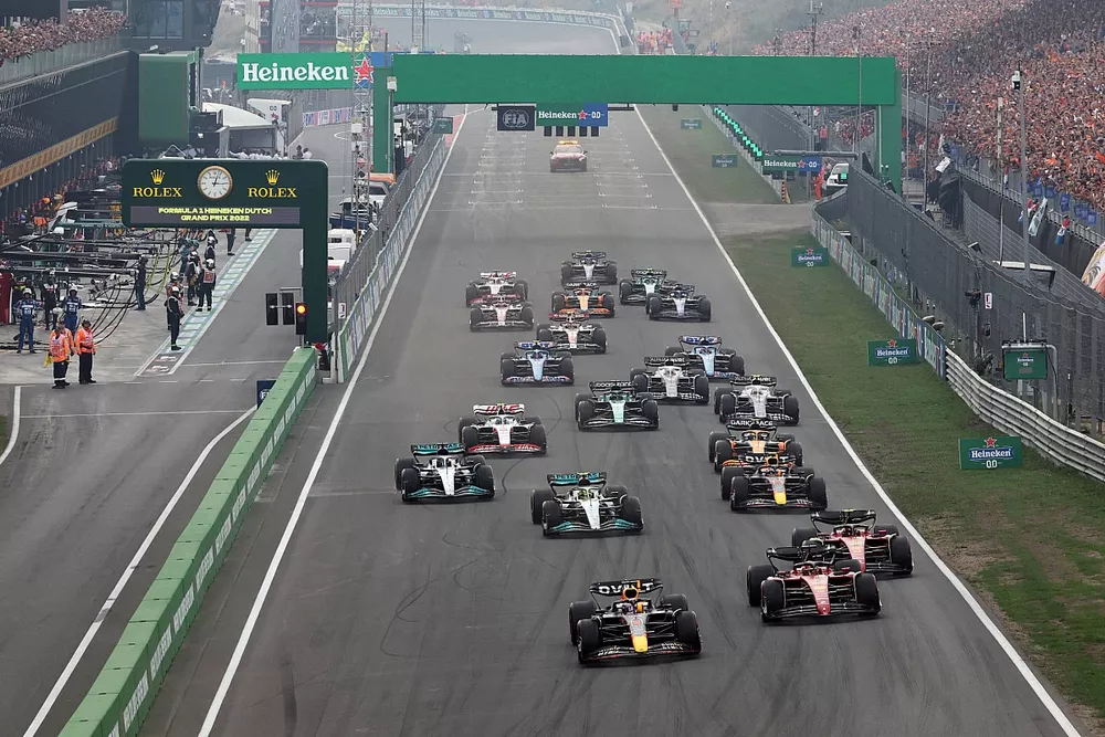 Max Verstappen, Red Bull Racing RB18, Charles Leclerc, Ferrari F1-75, Carlos Sainz, Ferrari F1-75, Lewis Hamilton, Mercedes W13, Sergio Perez, Red Bull Racing RB18, George Russell, Mercedes W13, the rest of the field away at the start