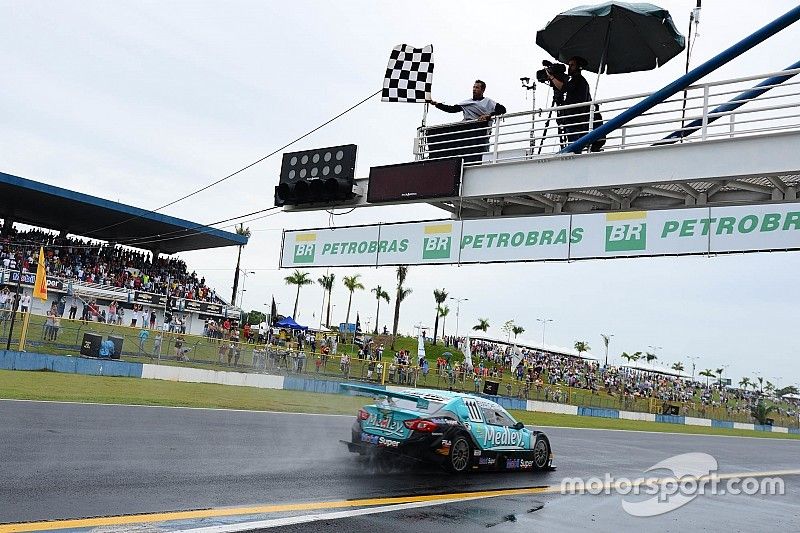 Rubens Barrichello recebe bandeirada em Goiânia