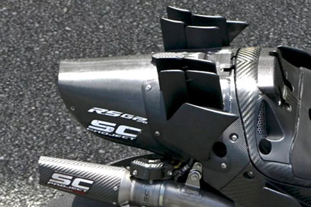 アプリリアがまたしても空力で進化。MotoGPセパンテストで試されたリヤ