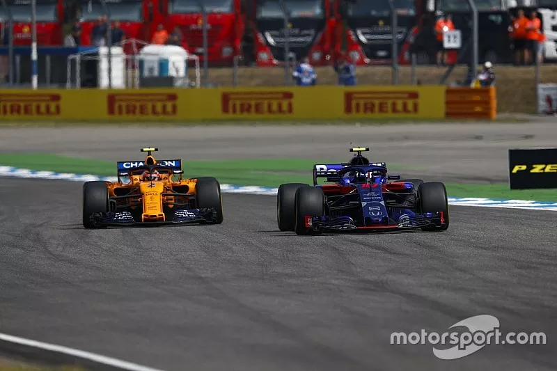 Pierre Gasly, Toro Rosso STR13, delante de Stoffel Vandoorne, McLaren MCL33