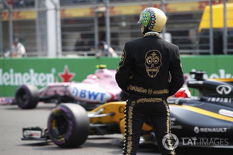 Esteban Ocon, Sahara Force India F1 VJM10, Nico Hulkenberg, Renault Sport F1 Team RS17