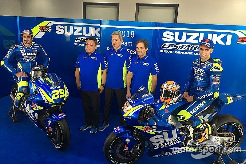 Andrea Iannone, Team Suzuki MotoGP, Alex Rins, Team Suzuki MotoGP con Ken Kawauchi, director t&eacute;cnico, Shinichi Sahara, l&iacute;der del proyecto de Suzuki en MotoGP y Davide Brivio, el director del equipo 