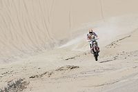 Laia Sanz sufre con su est&oacute;mago, pero arranca en el top 15