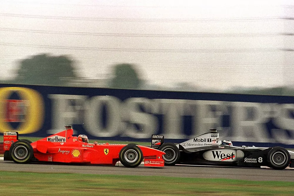 Micheal Schumacher, Ferrari, d&eacute;passe Mika Hakkinen, McLaren Mercedes