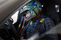 Em visita a Maranello, Valentino Rossi dirige nova Ferrari