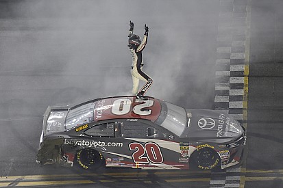 Erik Jones gana una alocada carrera en Daytona