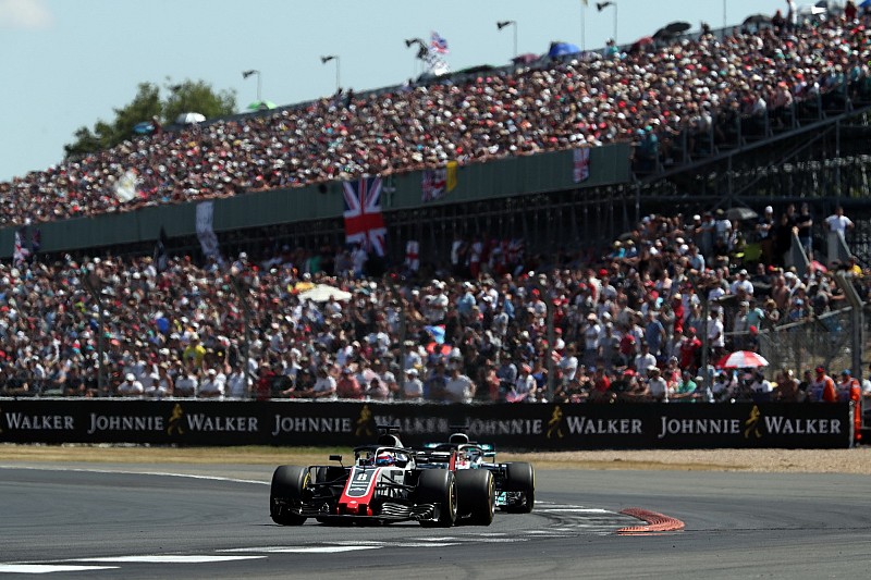 Így zúzta le Grosjean a saját csapattársát a Brit Nagydíjon: videó