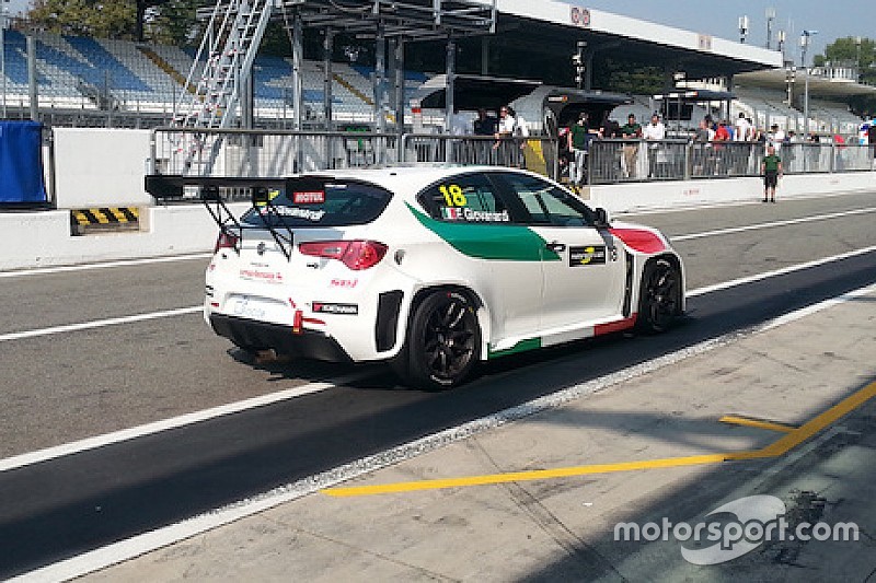 Alfa Romeo e Giovanardi imbottigliati nel traffico: