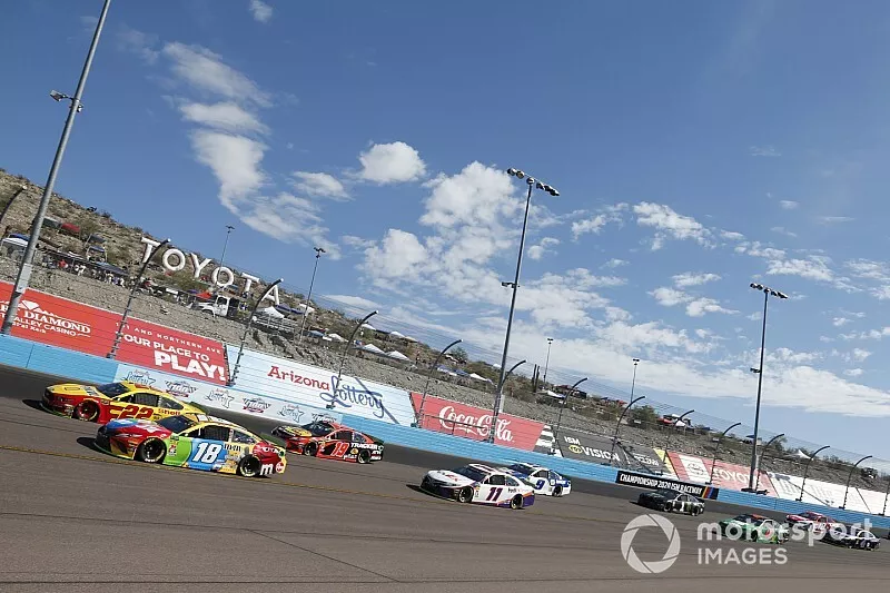  Kyle Busch, Joe Gibbs Racing, Toyota Camry M&M's  Joey Logano, Team Penske, Ford Mustang Shell Pennzoil  Denny Hamlin, Joe Gibbs Racing, Toyota Camry FedEx Ground