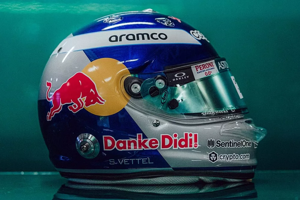 F1 レッドブル　1/2ヘルメット　セバスチャンベッテルモデル ベッテル、メキシコGPでレッドブル総帥へ捧げる特別ヘルメットを使用