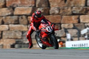 WSBK Estoril: Bulega frena a Toprak en la Carrera 2 y Bautista acaba 3º