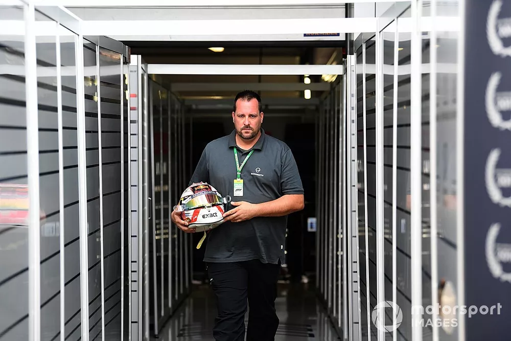 Sven Krieter, productmanager Schuberth, met de helm van Max Verstappen, Red Bull Racing  