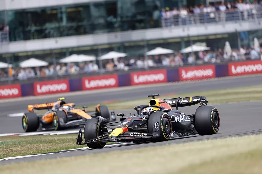 Max Verstappen, Red Bull Racing RB19, Lando Norris, McLaren MCL60