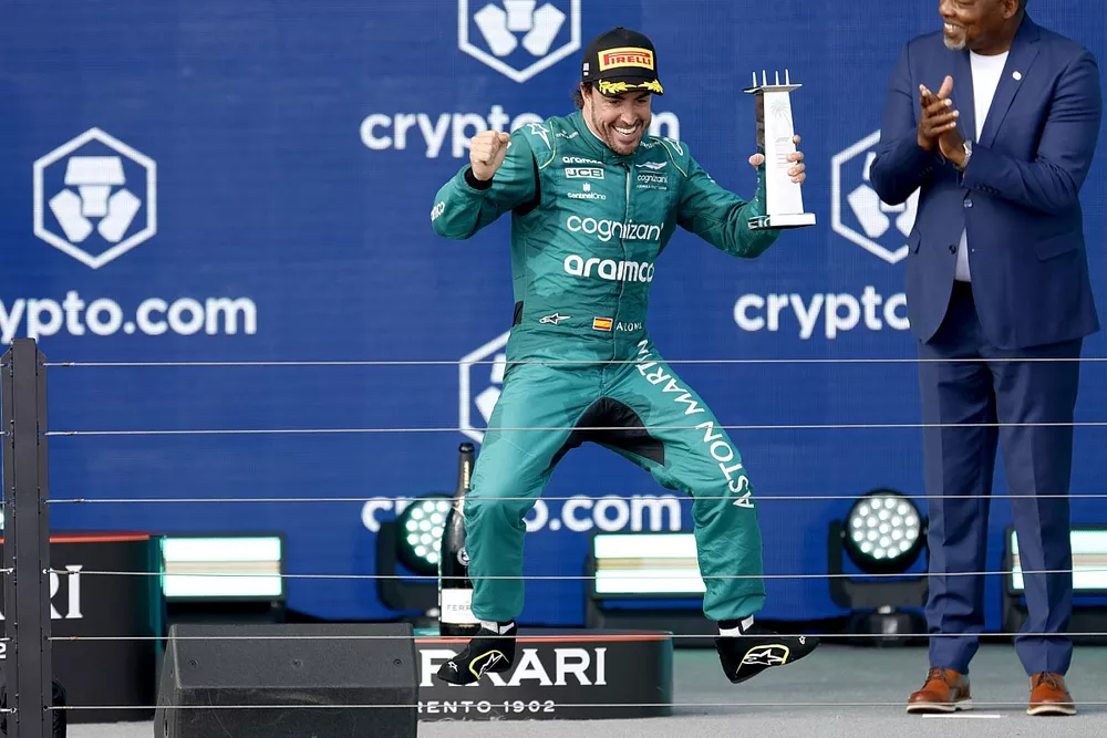 Fernando Alonso, Aston Martin F1 Team, 3&ordf; posici&oacute;n, celebra en el podio con su trofeo