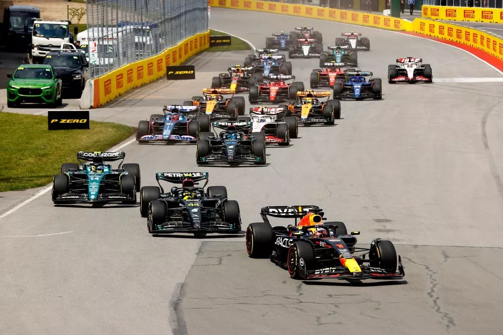 Max Verstappen, Red Bull Racing RB19, Lewis Hamilton, Mercedes F1 W14, Fernando Alonso, Aston Martin AMR23, George Russell, Mercedes F1 W14, Esteban Ocon, Alpine A523, y el resto de la parrilla al inicio