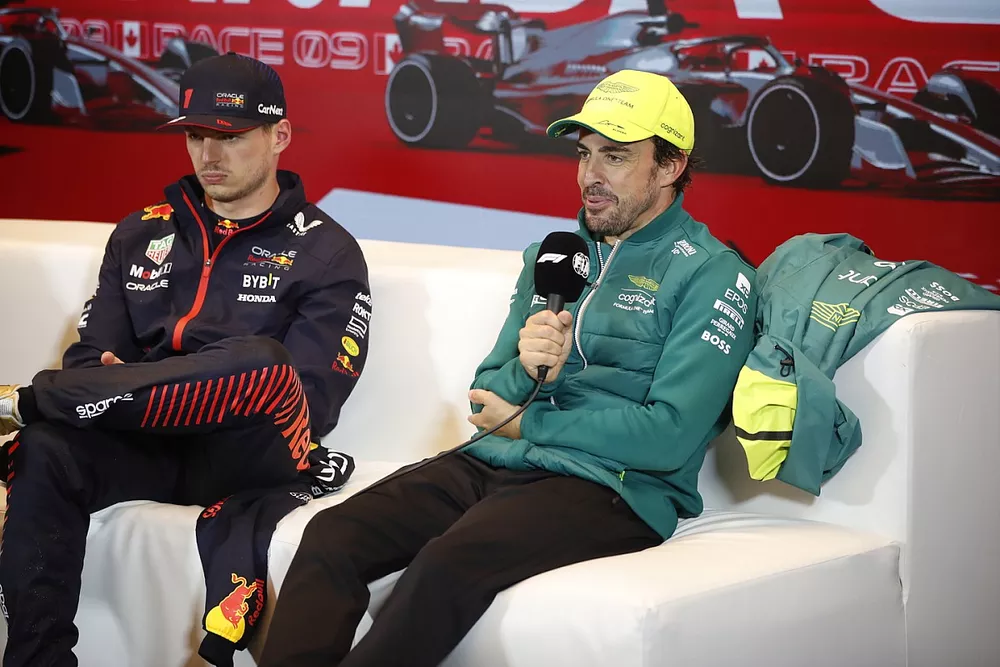 El hombre de la pole, Max Verstappen, Red Bull Racing, Fernando Alonso, Aston Martin F1 Team, en la rueda de prensa posterior a la clasificaci&oacute;n.