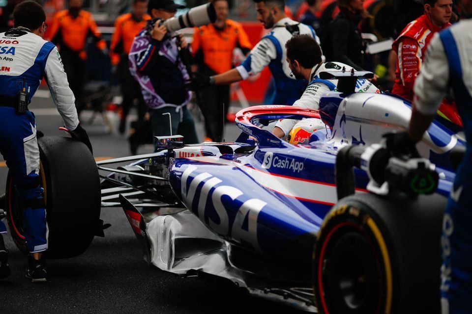 Los mecánicos mueven el coche de Daniel Ricciardo, RB F1 Team VCARB 01