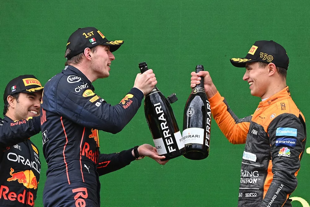 Podio: ganador Max Verstappen, Red Bull Racing, tercer lugar, Lando Norris, McLaren