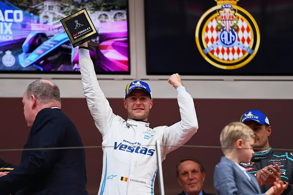 Le vainqueur Stoffel Vandoorne, Mercedes-Benz EQ, soulève son trophée sur le podium