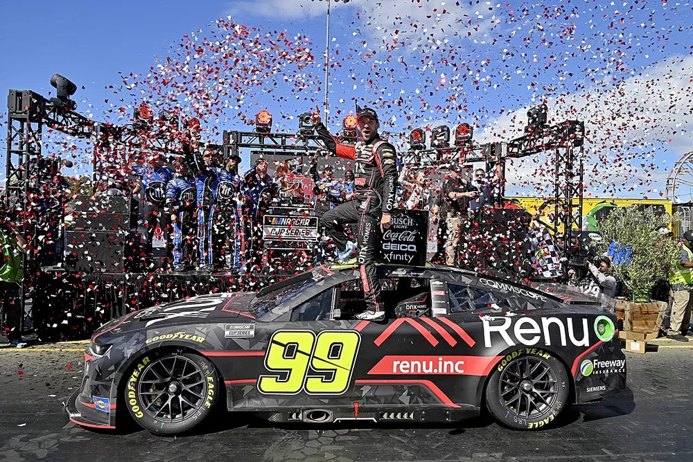 Race winner Daniel Suarez, TrackHouse Racing, Onx Homes / Renu Chevrolet Camaro 