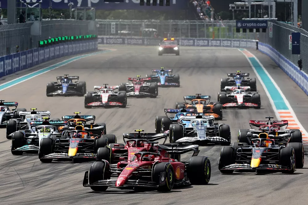 Charles Leclerc, Ferrari F1-75, Carlos Sainz, Ferrari F1-75, Max Verstappen, Red Bull Racing RB18, Sergio Perez, Red Bull Racing RB18, Valtteri Bottas, Alfa Romeo C42, the rest of the field at the start
