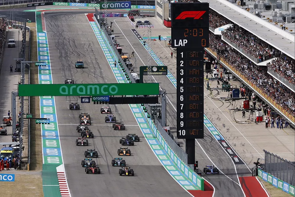 Max Verstappen, Red Bull Racing RB18, Carlos Sainz, Ferrari F1-75, Lewis Hamilton, Mercedes W13, George Russell, Mercedes W13, Lance Stroll, Aston Martin AMR22, Lando Norris, McLaren MCL36, the rest of the field at the start