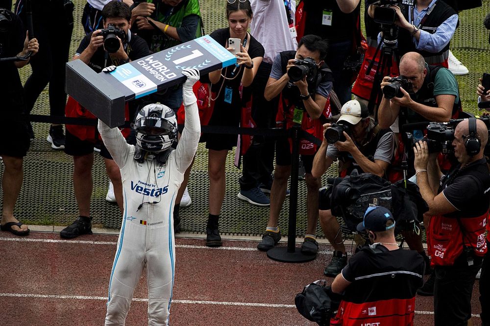 Stoffel Vandoorne, Mercedes-Benz EQ, segundo, celebra la consecución del título