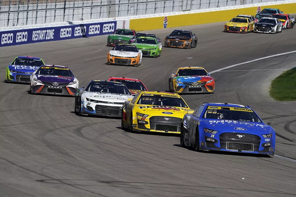 Chase Briscoe, Stewart Haas Racing, Code 3 Associates Ford Mustang, Joey Logano, Team Penske, Pennzoil Ford Mustang
