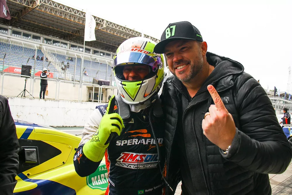 Rodrigo Sperafico e Jorge Martelli comemoram vit&oacute;ria em Interlagos