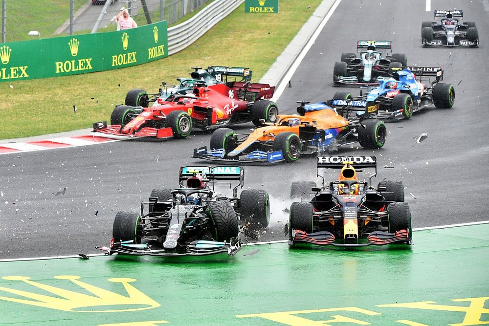 Valtteri Bottas, Mercedes W12, choca con Sergio Pérez, Red Bull Racing RB16B, en la salida