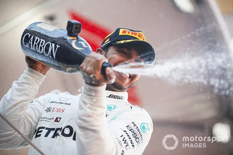 Race Winner Lewis Hamilton, Mercedes AMG F1 celebrates on the podium with the champagne