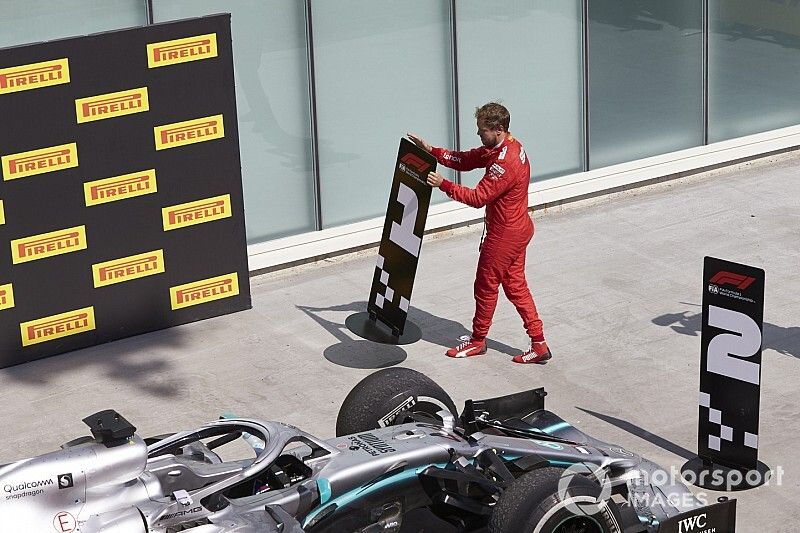 Sebastian Vettel, Ferrari, 2&ordf; posici&oacute;n, cambia los tableros de posici&oacute;n en protesta por una sanci&oacute;n que le cost&oacute; la victoria.