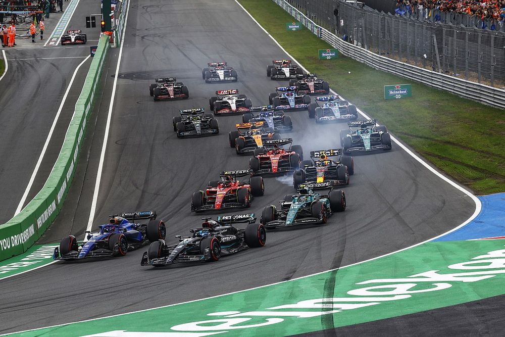 George Russell, Mercedes F1 W14, Alex Albon, Williams FW45, Fernando Alonso, Aston Martin AMR23, Charles Leclerc, Ferrari SF-23, el resto de la parrilla en la salida.