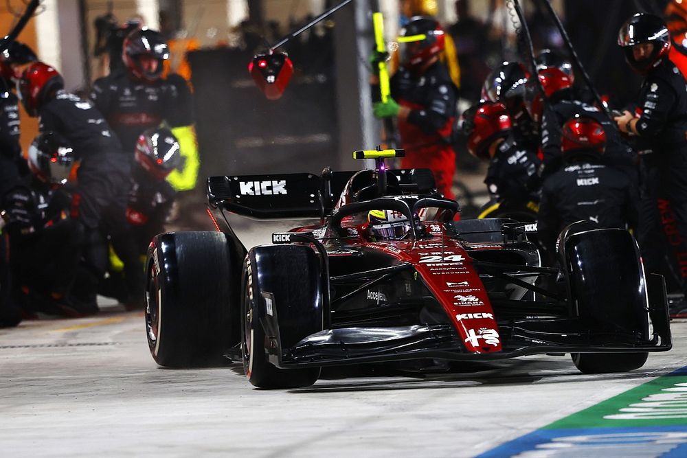 Zhou Guanyu, Alfa Romeo C43, sale de su box tras una parada