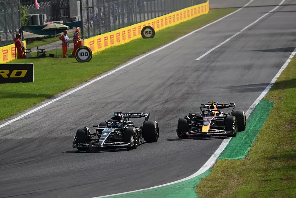 George Russell, Mercedes F1 W14, Sergio P&eacute;rez, Red Bull Racing RB19