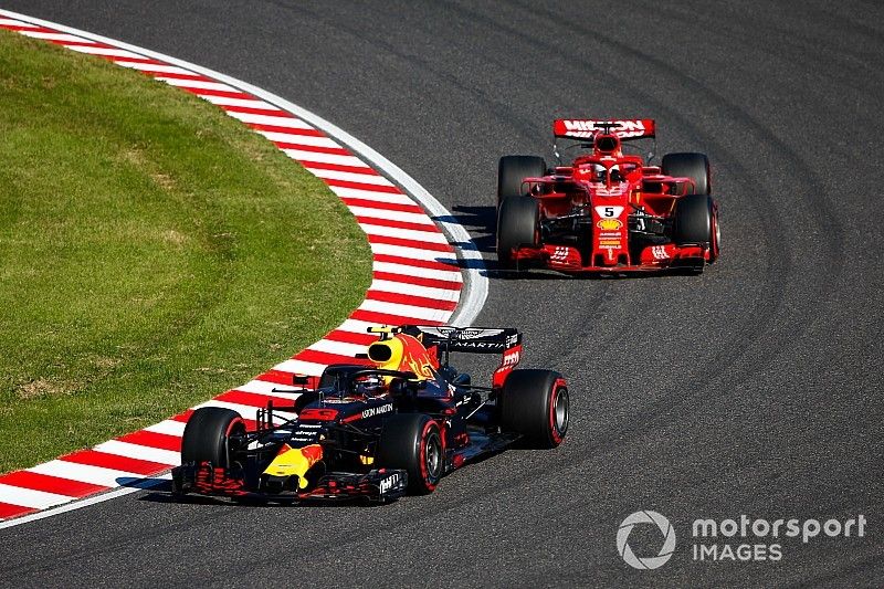 Max Verstappen, Red Bull Racing RB14, voor Sebastian Vettel, Ferrari SF71H 