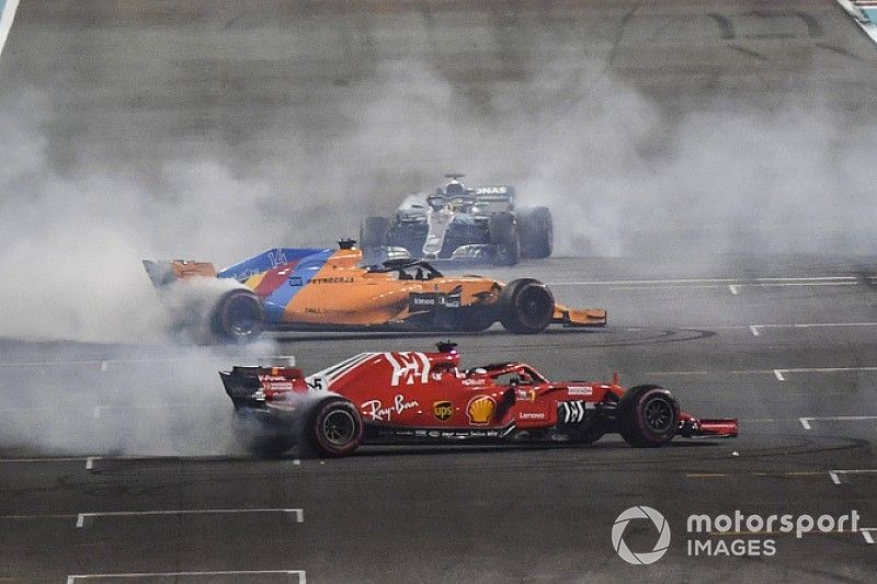 Lewis Hamilton, Mercedes-AMG F1 W09, Sebastian Vettel, Ferrari SF71H y Fernando Alonso, McLaren MCL33 haciendo donas al final de la carrera.