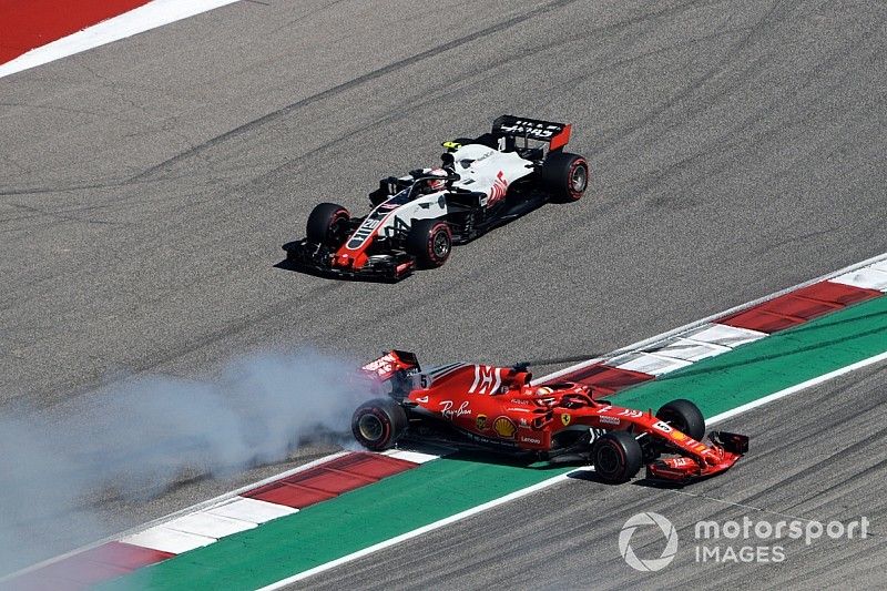 Sebastian Vettel, Ferrari SF71H hace un trompo después del contacto con Daniel Ricciardo, Red Bull Racing RB14 