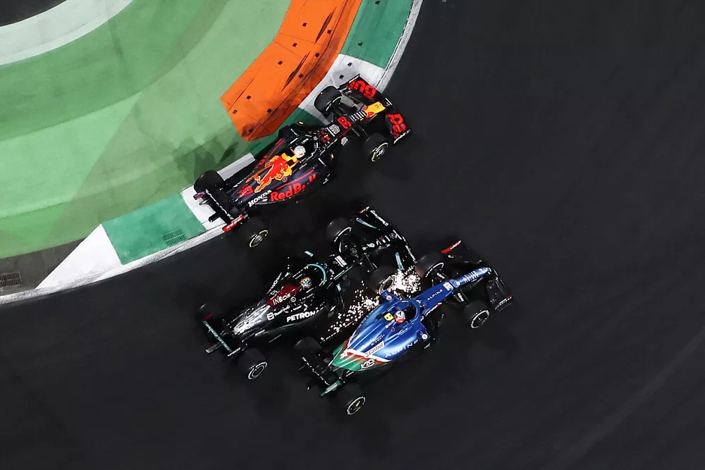 Max Verstappen, Red Bull Racing RB16B, Esteban Ocon, Alpine A521, et Lewis Hamilton, Mercedes W12, se battent pour la t&ecirc;te