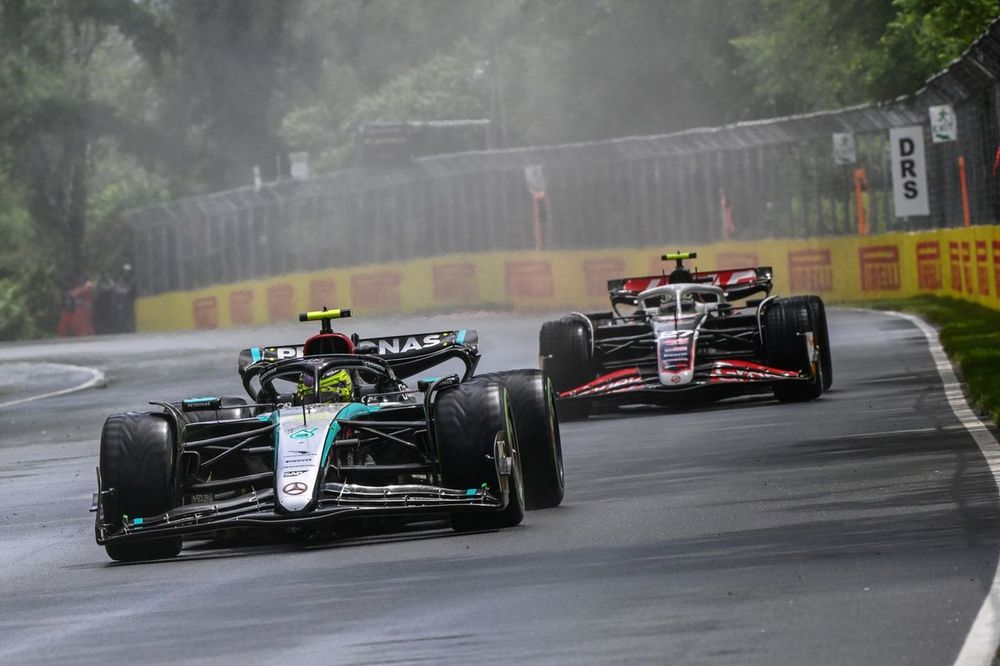 Lewis Hamilton, Mercedes F1 W15, Nico Hulkenberg, Haas VF-24
