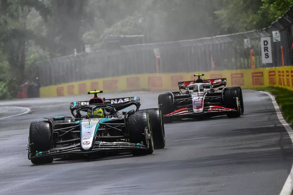 Lewis Hamilton, Mercedes F1 W15, Nico Hulkenberg, Haas VF-24