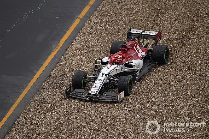 Kimi Raikkonen, Alfa Romeo Racing C38, in het grind