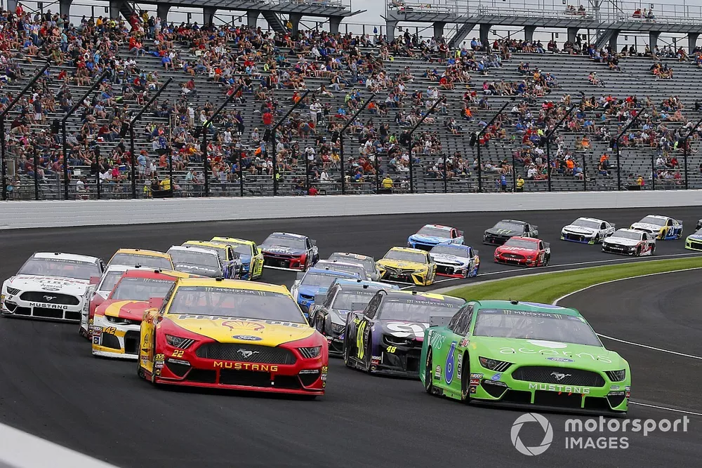  Joey Logano, Team Penske, Ford Mustang Shell Pennzoil and  Ryan Newman, Roush Fenway Racing, Ford Mustang Acorns restart