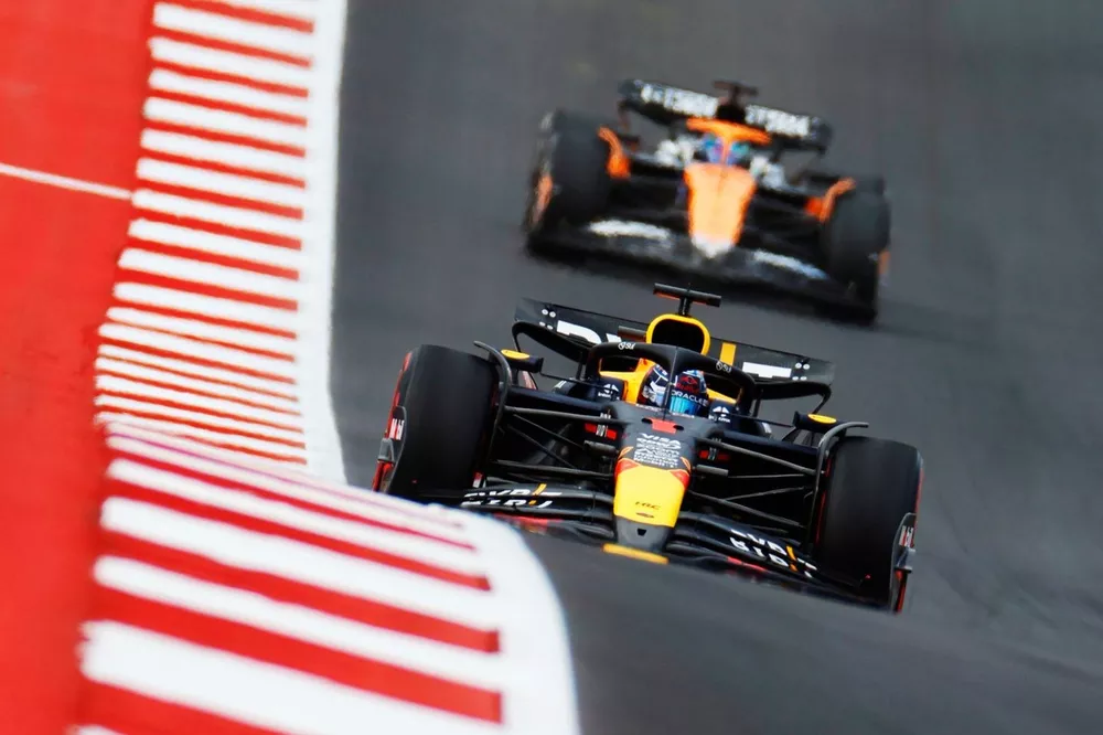 Max Verstappen, Red Bull Racing RB20, Oscar Piastri, McLaren MCL38