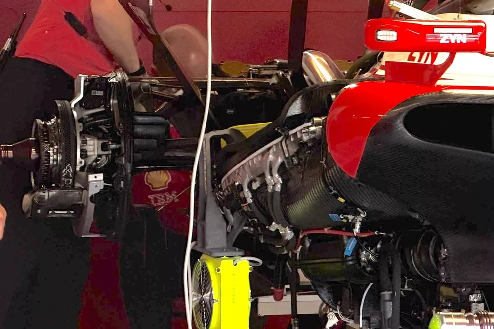 Detalle del aler&oacute;n trasero "Macarena" del Ferrari SF-26