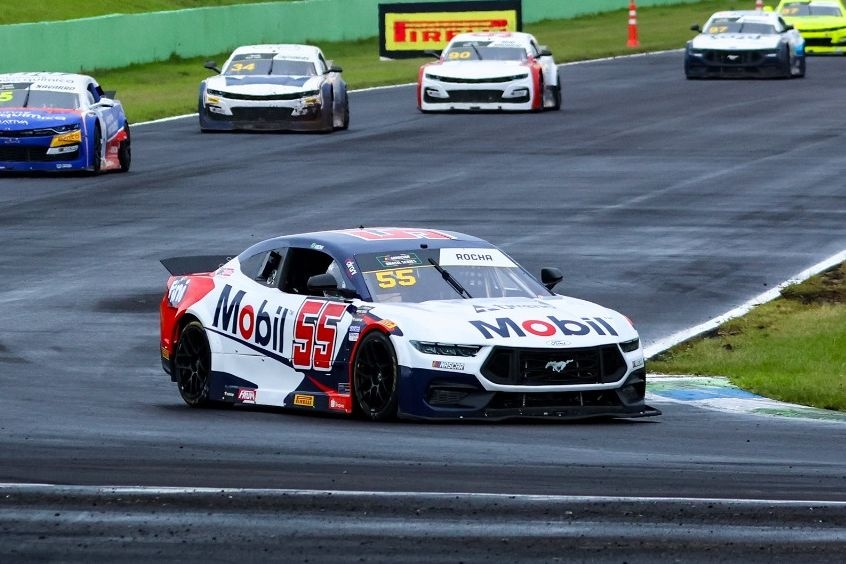 Murilo Rocha estreia com top 10 na NASCAR Brasil